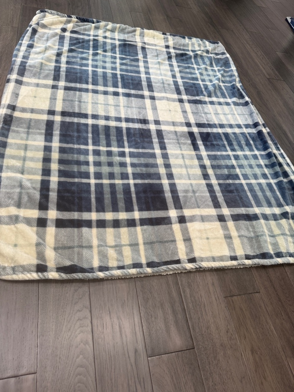 Sanctuary true luxury Cozy Blue Plaid Fleece Throw Blanket 57x45